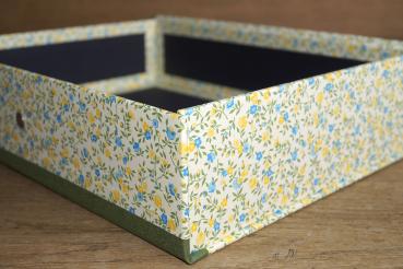 Preview: Box mit Klappdeckel Blüten Leinenkanten oliv